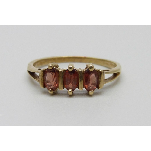 957 - A 9ct gold, three red stone ring, 1.9g, P