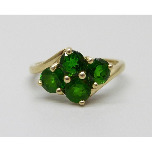 970 - A 9ct gold and green stone ring, 2.6g, O