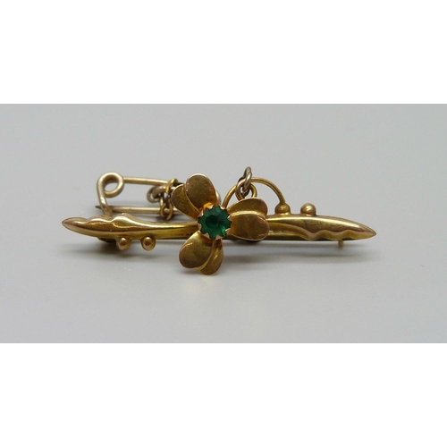 979 - A 9ct and green stone set brooch, 1g metal pin