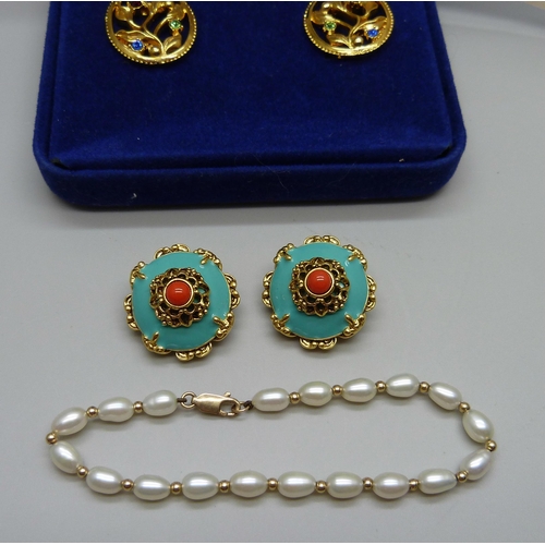 996 - A pearl bracelet with 9ct gold clasp, Joan Rivers earrings and a pair of Camrose & Kross earrings in... 