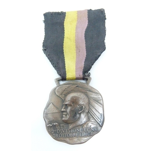 905 - An early issue Italian Fascist medal, made from tombak material, pre-war medal given by Mussolini to... 