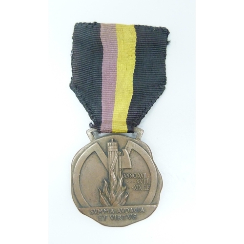 905 - An early issue Italian Fascist medal, made from tombak material, pre-war medal given by Mussolini to... 