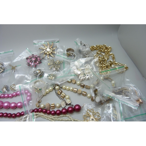 1103 - A collection of costume jewellery including named