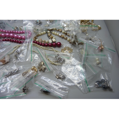 1103 - A collection of costume jewellery including named