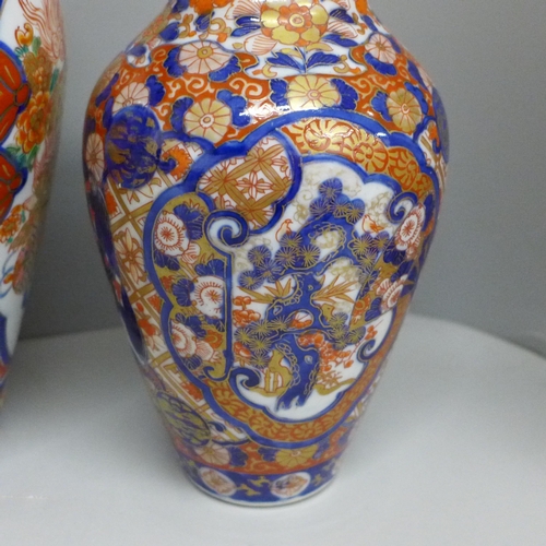 604 - A Japanese Imari vase, 22cm, and an Imari vase and cover