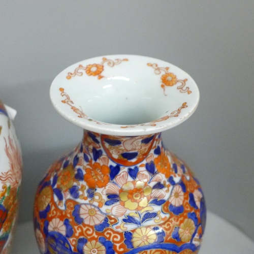 604 - A Japanese Imari vase, 22cm, and an Imari vase and cover