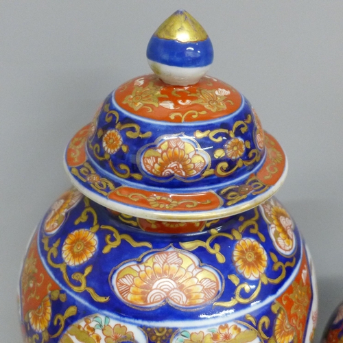 604 - A Japanese Imari vase, 22cm, and an Imari vase and cover