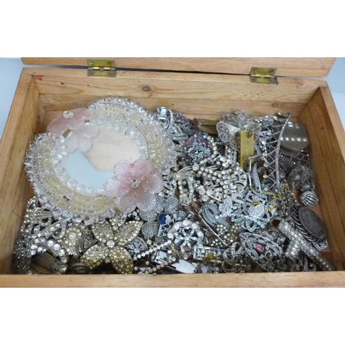 611 - A collection of vintage jewellery, for spares or repair and a glass framed mirror