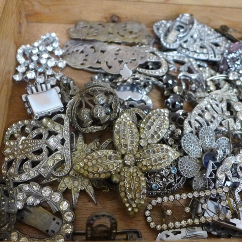 611 - A collection of vintage jewellery, for spares or repair and a glass framed mirror