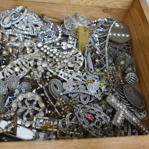 611 - A collection of vintage jewellery, for spares or repair and a glass framed mirror