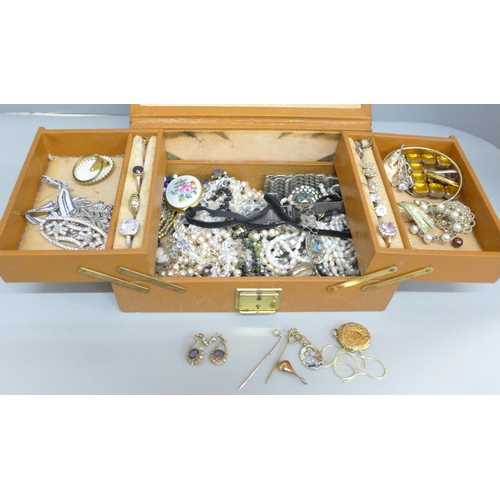 617 - A jewellery box with costume jewellery