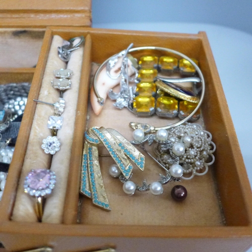 617 - A jewellery box with costume jewellery