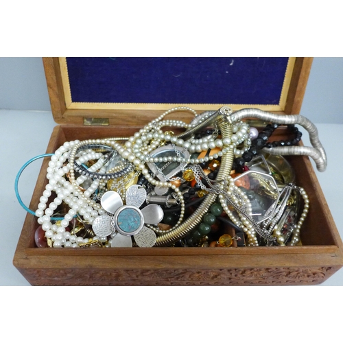 621 - A wooden box of costume jewellery