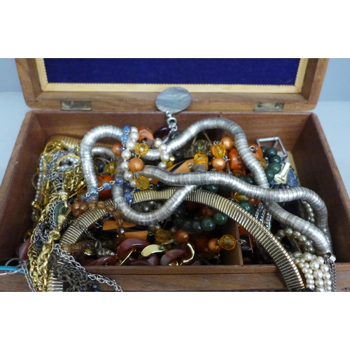 621 - A wooden box of costume jewellery