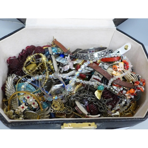 625 - A box of costume jewellery