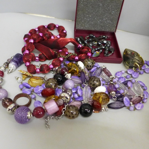 651 - A collection of costume jewellery