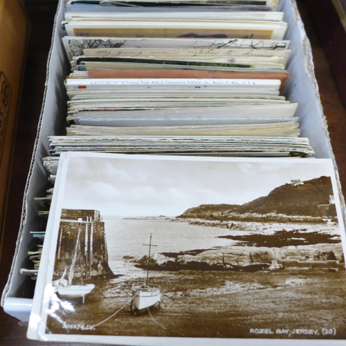 670 - A collection of postcards, early to mid 20th Century