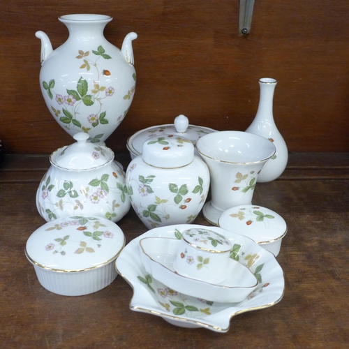 673 - Wedgwood Wild Strawberry china **PLEASE NOTE THIS LOT IS NOT ELIGIBLE FOR IN-HOUSE POSTING AND PACKI... 