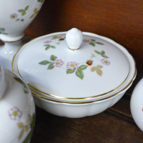 673 - Wedgwood Wild Strawberry china **PLEASE NOTE THIS LOT IS NOT ELIGIBLE FOR IN-HOUSE POSTING AND PACKI... 