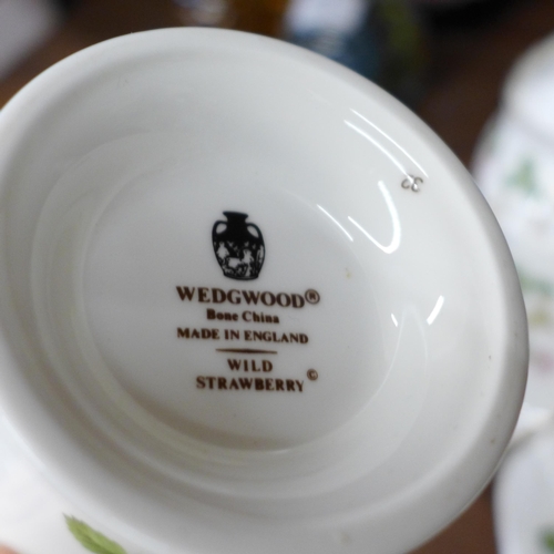 673 - Wedgwood Wild Strawberry china **PLEASE NOTE THIS LOT IS NOT ELIGIBLE FOR IN-HOUSE POSTING AND PACKI... 