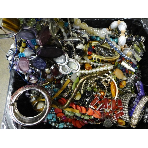 742 - A collection of costume jewellery