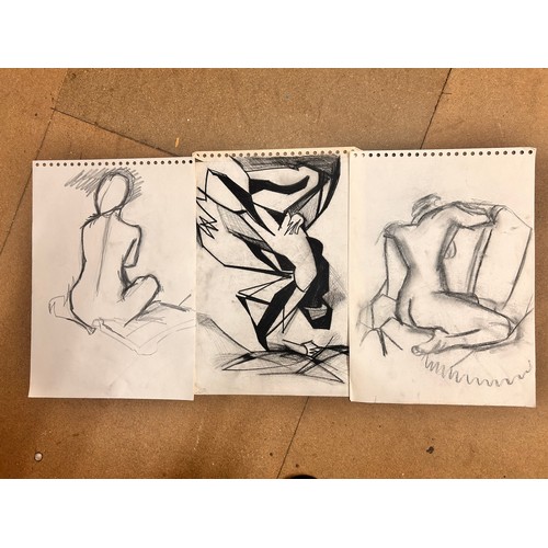 337 - A large quantity of 1930s to 1960s charcoal and pencil studies of nudes