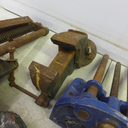 2017 - A Record no. 52A joiners vice, a Record V175 vice and other assorted bench vices