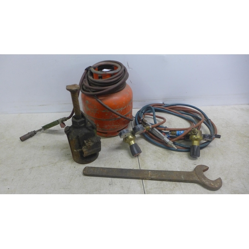 2019 - A vintage Lake and Elliot M4 4 ton Bottle Jack, large spanner, a Propagas gas canister with blow tor... 