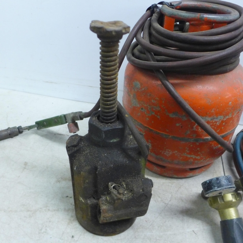 2019 - A vintage Lake and Elliot M4 4 ton Bottle Jack, large spanner, a Propagas gas canister with blow tor... 