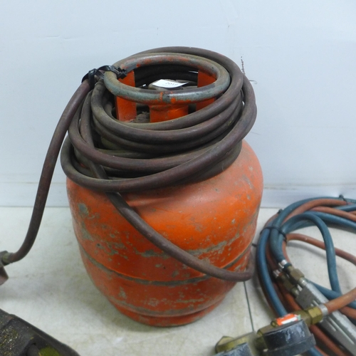 2019 - A vintage Lake and Elliot M4 4 ton Bottle Jack, large spanner, a Propagas gas canister with blow tor... 