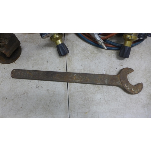 2019 - A vintage Lake and Elliot M4 4 ton Bottle Jack, large spanner, a Propagas gas canister with blow tor... 