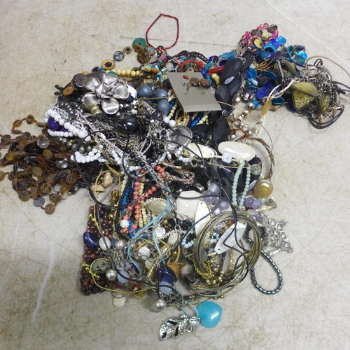 2055 - Approximately 10kg of costume jewellery