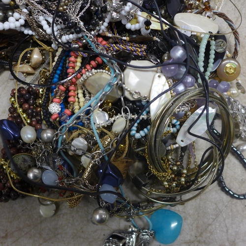 2055 - Approximately 10kg of costume jewellery