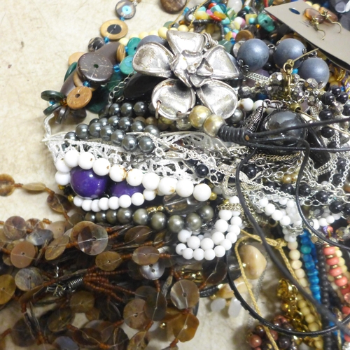 2055 - Approximately 10kg of costume jewellery