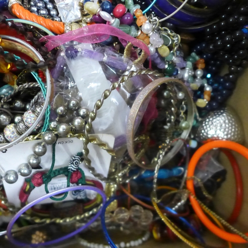 2055 - Approximately 10kg of costume jewellery