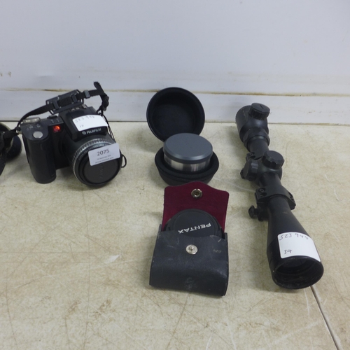 2075 - A 3-9x4OE rifle scope, A Fuji Film Super CCD Finepix 6900 zoom digital camera with lens cap and a So... 