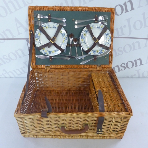 2077A - Wicker picnic hamper