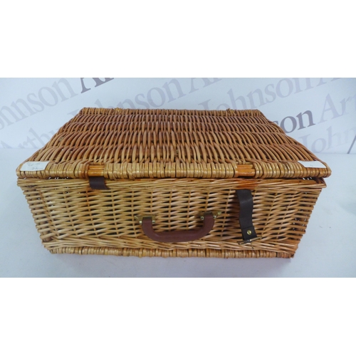 2077A - Wicker picnic hamper