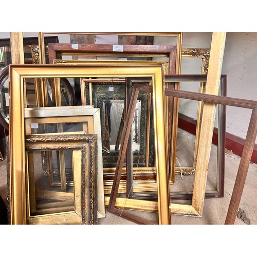 349 - A quantity of miscellaneous picture frames