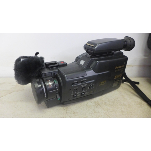 2081 - A Super VHS Videomovie camcorder and a Panasonic M550 camcorder and a Sanyo EX220P