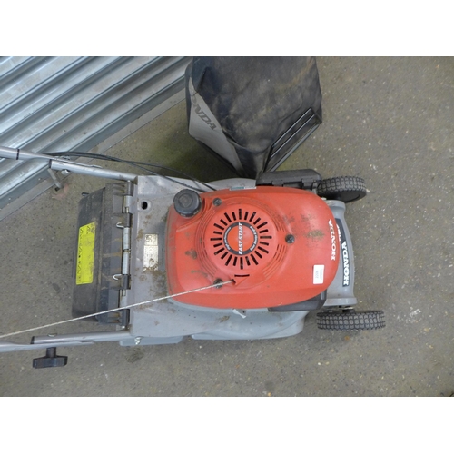 2208 - A Honda HRB 425c petrol driven lawn mower - with collection box