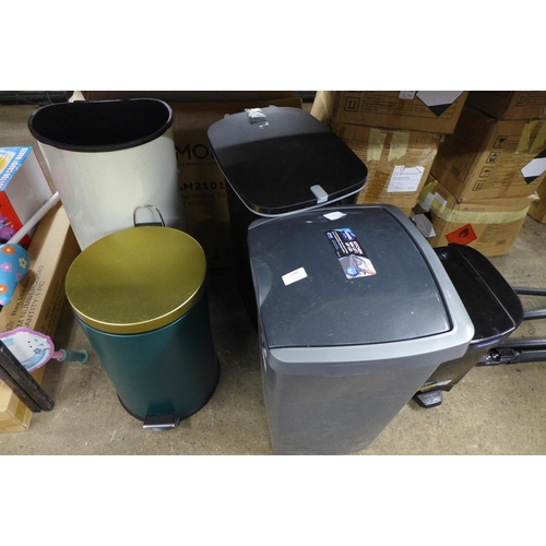 2246 - 5 assorted kitchen bins