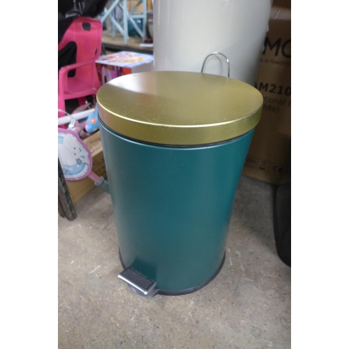 2246 - 5 assorted kitchen bins