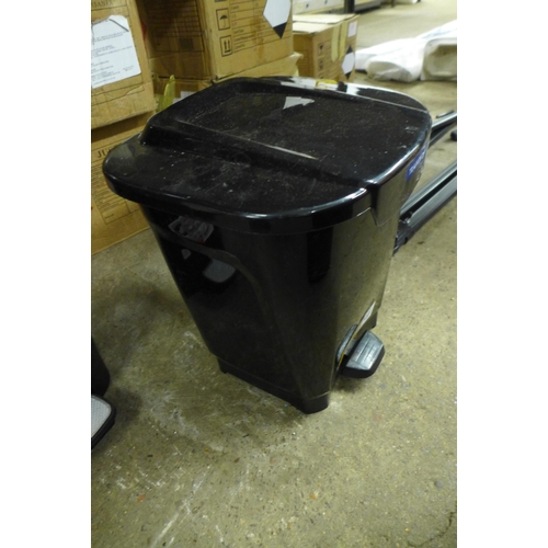 2246 - 5 assorted kitchen bins