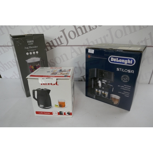 2253 - A Delonghi Stilosa Espresso and Cappaccino maker, a Tefal 1.7 litre loft kettle and a Tesco Home 1.5... 