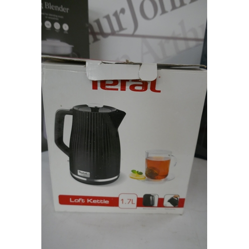 2253 - A Delonghi Stilosa Espresso and Cappaccino maker, a Tefal 1.7 litre loft kettle and a Tesco Home 1.5... 