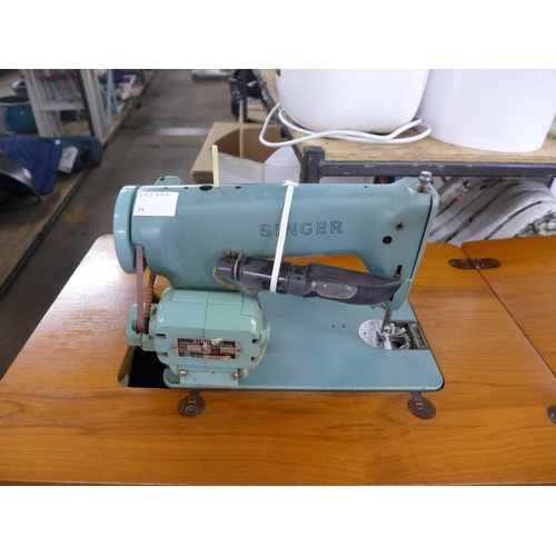 2272 - A Singer sewing machine - serial No. K10737639 and sewing machine table