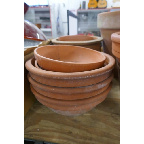 2289 - 17 assorted terracotta plant pots