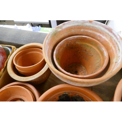 2289 - 17 assorted terracotta plant pots