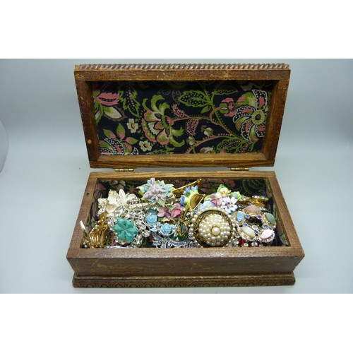 658 - A collection of costume brooches